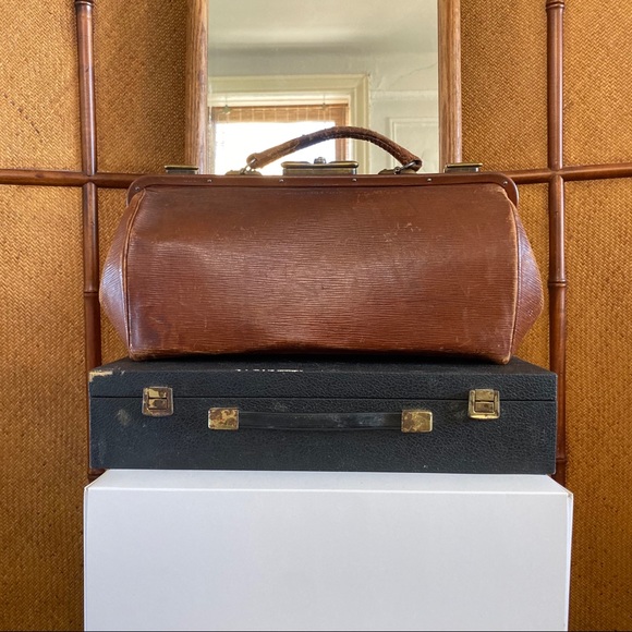 ❌SOLD❌ Vintage Brown Leather Doctors Purse - Picture 2 of 12
